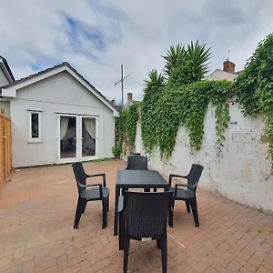 One Bedroom Private Garden By Promise Apartment